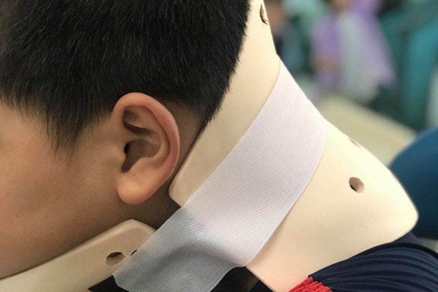 Bé trai 10 tuổi phải nhập viện vì bắt chước trò chơi trên mạng xã hội. Ảnh: laodong.vn