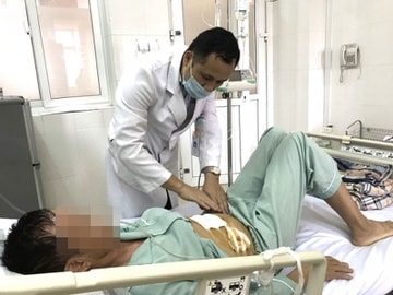 Hình ảnh bệnh nhân đang được bác sĩ thăm khám sau phẫu thuật tắc ruột non. Ảnh: Zingnews.vn