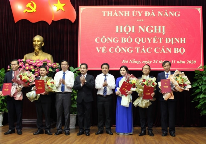 Lãnh đạo Thành ủy Đà Nẵng trao quyết định và tặng hoa chúc mừng các Uỷ viên Ban Thường vụ được phân công nhiệm vụ mới