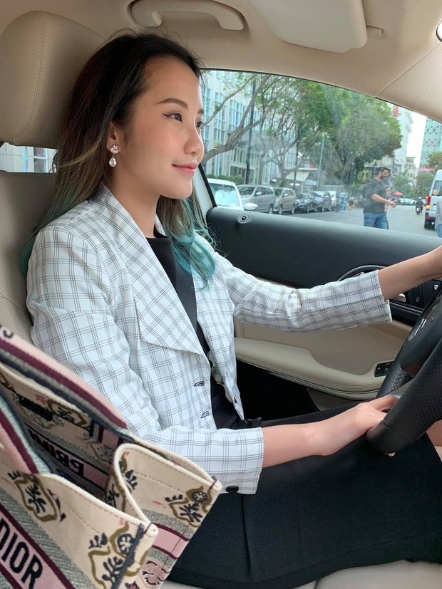 Primmy Trương lái một chiếc Mẹc sang chảnh