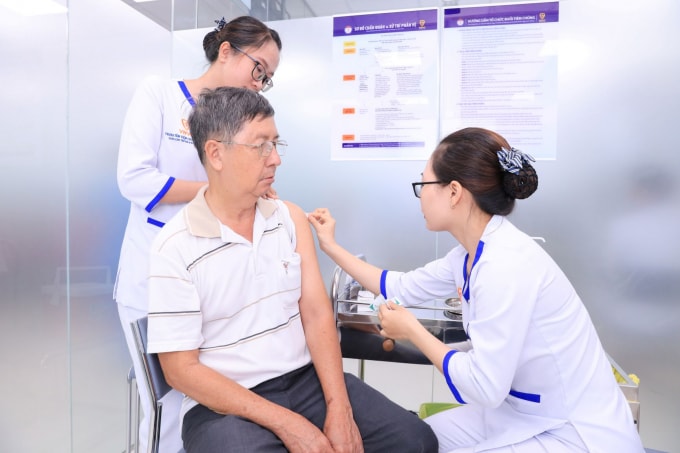 Không chỉ trẻ em, mà rất nhiều người lớn đã đến tiêm chủng tại VNVC Quy Nhơn để phòng ngừa dịch bệnh nguy hiểm.