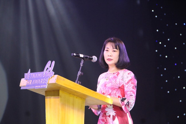 Bà Nguyễn Thu Hằng, Phó Tổng Biên tập phụ trách Báo Lao động và Xã hội, Báo điện tử Dân sinh - Trưởng Ban tổ chức Chương trình phát biểu khai mạc.