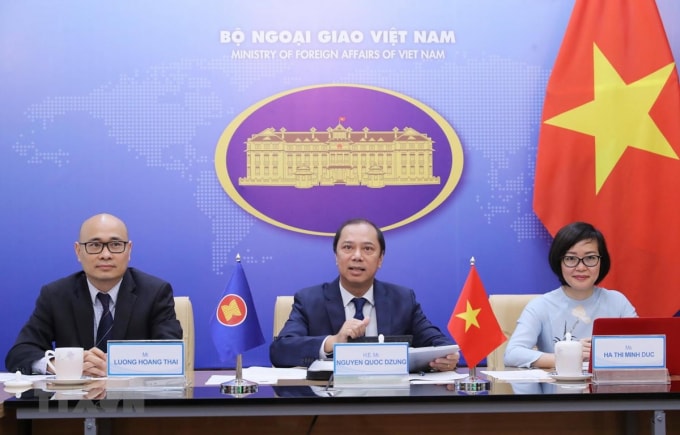 Thứ trưởng Bộ Ngoại giao Nguyễn Quốc Dũng (giữa); Vụ trưởng Vụ Chính sách thương mại đa biên, Bộ Công Thương Lương Hoàng Thái; Phó Vụ trưởng Vụ Hợp tác quốc tế, Bộ Lao động - Thương binh và Xã hội Hà Thị Minh Đức dự Diễn đàn Truyền thông ASEAN lần thứ tư.