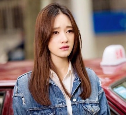 Ngoại hình Quách Ương ngoài đời. Một số khán giả cho rằng cô bị tạo hình trong phim dìm nhan sắc.