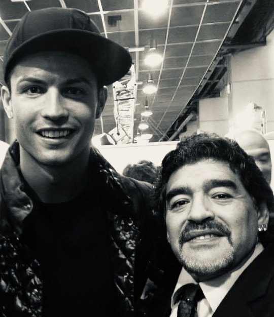 Bức hình chụp chung giữa Ronaldo và huyền thoại Diego Maradona cùng những lời tri ân đầy xúc động. Ảnh: vietnamnet.vn