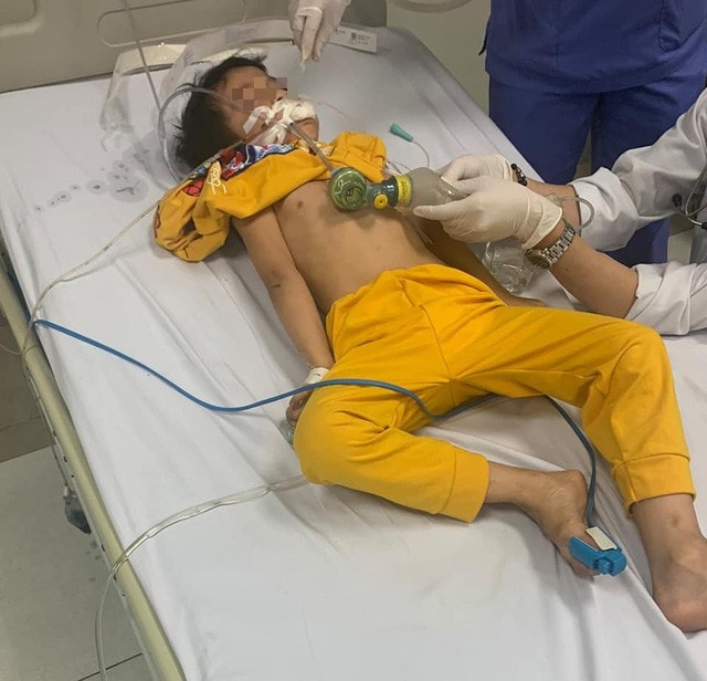 Nhầm tưởng là kẹo, cậu bé 6 tuổi đã ăn phải thuốc diệt chuột. Ảnh: vietgiaitri.com
