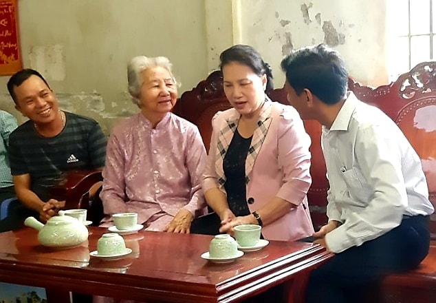 Chủ tịch Quốc hội thăm Mẹ Việt Nam Anh hùng Trương Thị Dân. (Ảnh: Minh Luân)