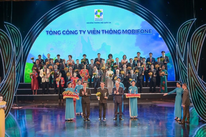 Đại diện MobiFone, ông Bùi Sơn Nam – Phó TGĐ, nhận hoa và biểu tượng Thương hiệu Quốc gia do Phó Thủ tướng Thường trực Chính phủ Trương Hòa Bình và Bộ trưởng Bộ TT&TT Nguyễn Mạnh Hùng trao tặng