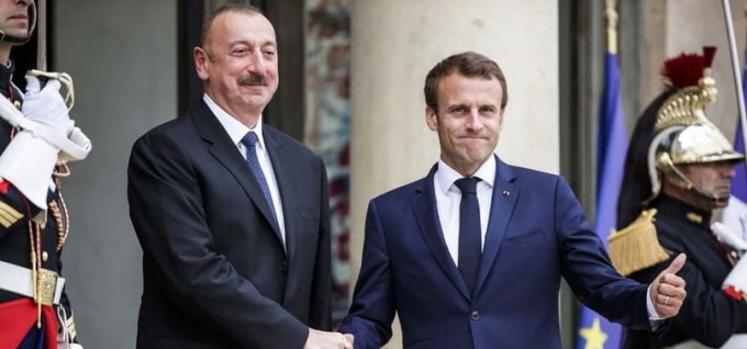 Tổng thống Azerbaijan Ilham Aliyev và Tổng thống Pháp Emmanuel Macron (phải) - Ảnh: Reuters