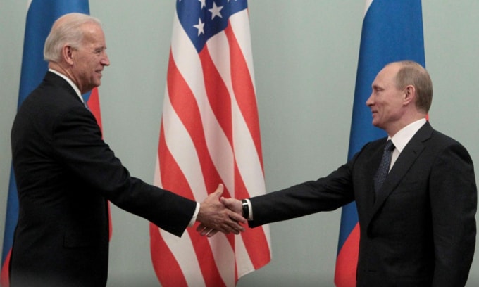 Ông Joe Biden và ông Putin gặp nhau trong một cuộc họp thượng đỉnh tại Moscow vào tháng 3 năm 2011 - Ảnh: Reuters
