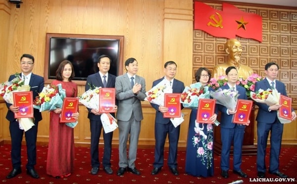 Phó Bí thư Thường trực Tỉnh ủy Lai Châu Lê Văn Lương trao Quyết định cho Trưởng các Ban Xây dựng Đảng, Chánh Văn phòng Tỉnh ủy, Phó Chủ nhiệm UBKT Tỉnh ủy. Ảnh: laichau.gov.vn