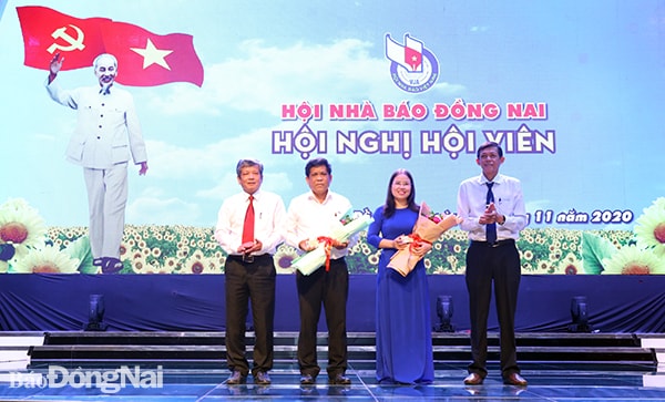 Lãnh đạo Hội Nhà báo tỉnh trao thẻ hội viên Hội Nhà báo Việt Nam cho hai hội viên mới. (Ảnh: Huy Anh)