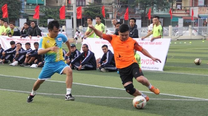 Ở trận đấu khai mạc, FC Báo chí Thanh Hóa đã giành chiến thắng trước FC Báo Tuổi trẻ Thủ đô với tỷ số tối thiểu 1-0. Bàn thắng được Hồng Minh ghi từ một pha đá phạt đẹp mắt ở phút 15 của trận đấu. Ảnh: BTH