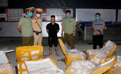Lực lượng chức năng kiểm tra hàng hóa bị bắt giữ