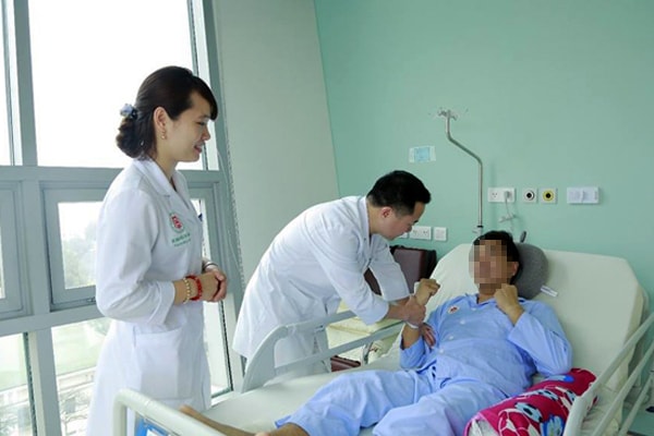 Hình ảnh nam bệnh nhân đột quỵ đang được điều trị tại Bệnh viện 108. Ảnh: vietnamnet.vn