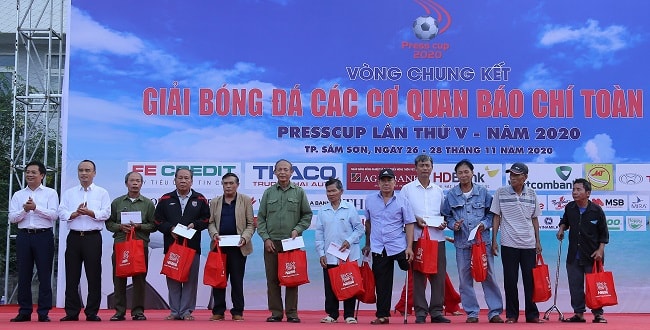 BTC Vòng chung kết Press Cup 2020 đã trao quà cho 10 gia đình chính sách tại TP. Sầm Sơn.