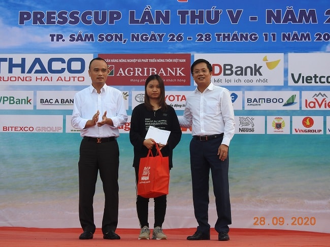 Ban Tổ chức trao sổ tiết kiệm cho con gái Nhà báo - Liệt sĩ Phạm Văn Hướng. Ảnh: GĐVN