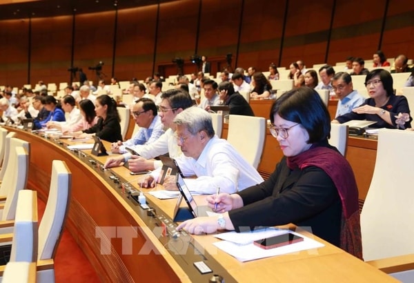Đại biểu Quốc hội biểu quyết thông qua dự thảo Nghị quyết về dự toán ngân sách nhà nước năm 2021, chiều 12/11/2020. Ảnh: TTXVN