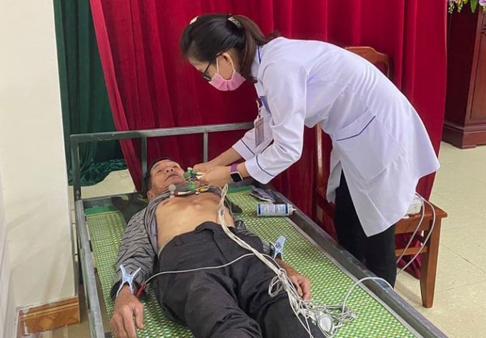 Khám, kiểm tra sức khỏe cho gần 500 người dân