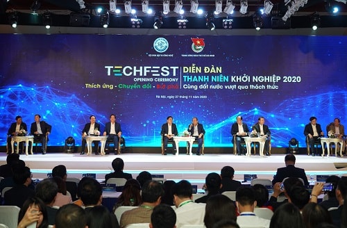 Thủ tướng cùng các bộ ngành giải đáp câu hỏi của thanh niên tại diễn đàn.