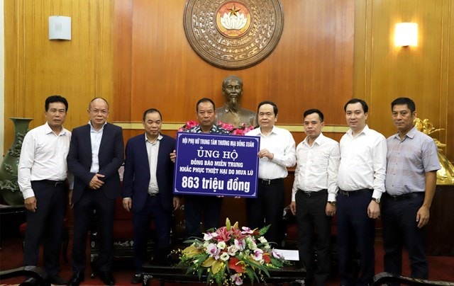 Những tấm lòng nhân ái, những nghĩa cử cao đẹp tiếp tục gửi về đồng bào bị bão lũ thông qua Mặt trận