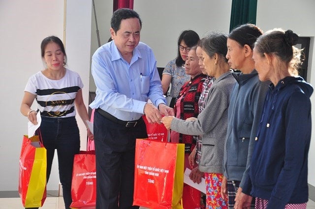 Chủ tịch Ủy ban Trung ương MTTQ Việt Nam Trần Thanh Mẫn tặng quà và động viên bà con vùng lũ Quảng Nam vượt qua khó khăn, ổn định lại cuộc sống