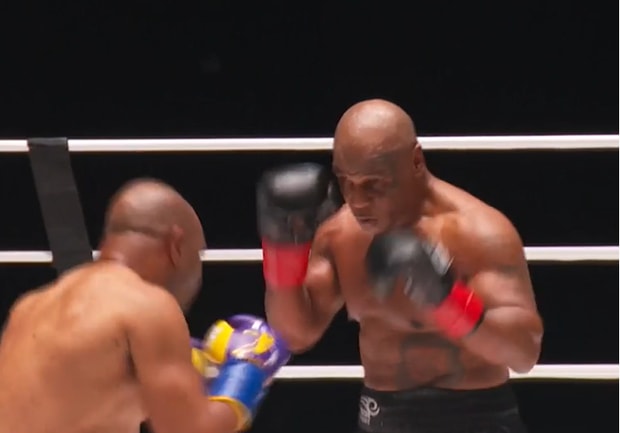 Màn so găng đầy ấn tượng giữa Mike Tyson và Roy Jones. Ảnh: TL