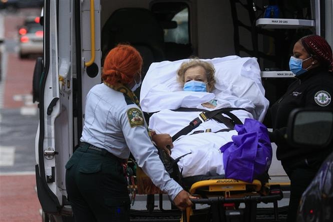 Chuyển bệnh nhân nhiễm COVID-19 tới bệnh viện Tisch ở New York, Mỹ ngày 13/11/2020. Ảnh: AFP/TTXVN