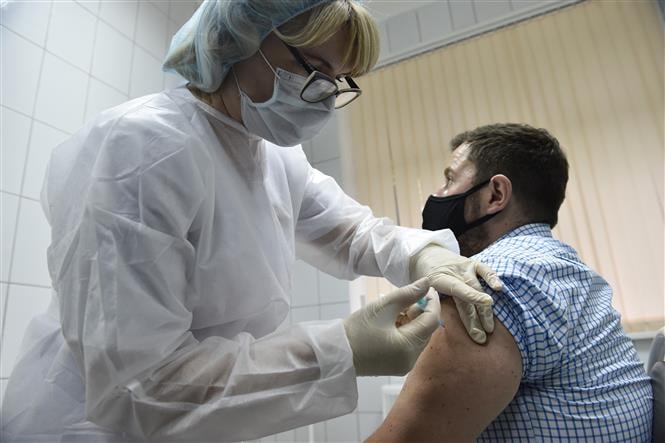 Nhân viên y tế tiêm thử nghiệm vaccine ngừa COVID-19 cho tình nguyện viên tại Moskva, Nga, ngày 10/9/2020. Ảnh: AFP/TTXVN