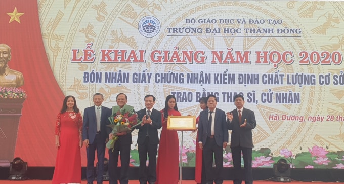 Ông Mai Văn Trinh, Cục trưởng Cục QLCL - Bộ GD&ĐT đến dự và trao Giấy chứng nhận kiểm định chất lượng giáo dục cho Trường Đại học Thành Đông.