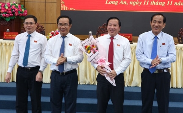 Ông Nguyễn Văn Út (thứ hai bên phải) được bầu giữ chức vụ Chủ tịch UBND tỉnh khóa IX, nhiệm kỳ 2016-2021. Ảnh: Báo Long An