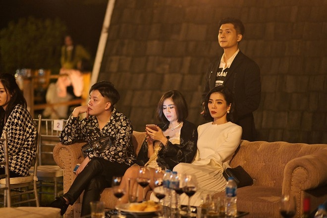 Lâm Bảo Châu và Lệ Quyên ở lại để nghe Jimmii Nguyễn hát