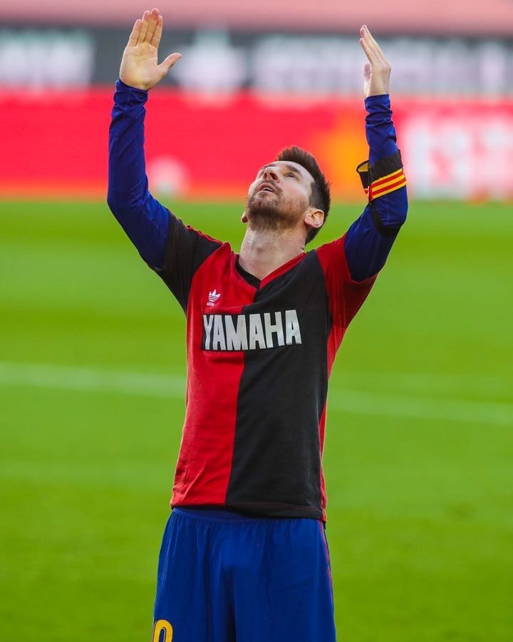 Tiền đạo Messi cởi áo ăn mừng tưởng nhớ cố huyền thoại Maradona. Ảnh: vietnamnet.vn