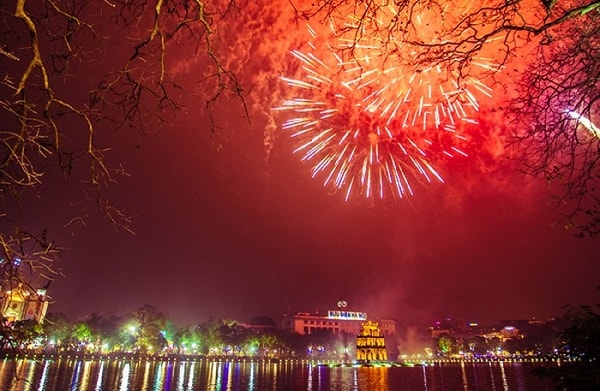 Người dân Thủ đô sẽ được đón năm mới Tân Sữu dưới màn pháo hoa lung linh, rực rỡ. Ảnh TL