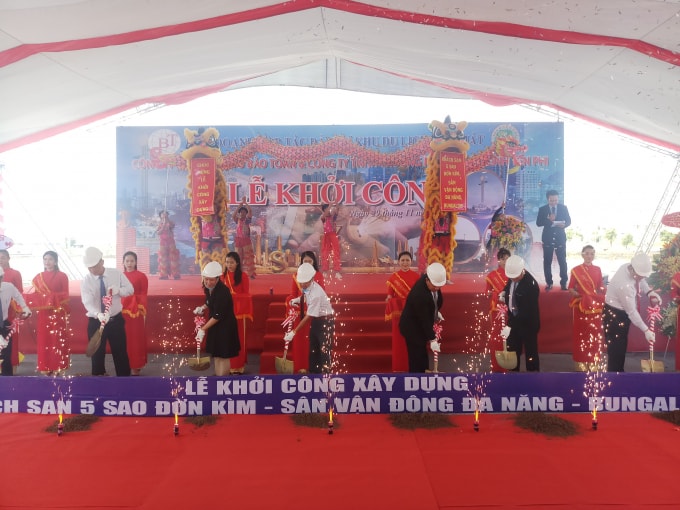 Các đại biểu thực hiện nghi thức khởi công xây dựng cụm công trình du lịch.