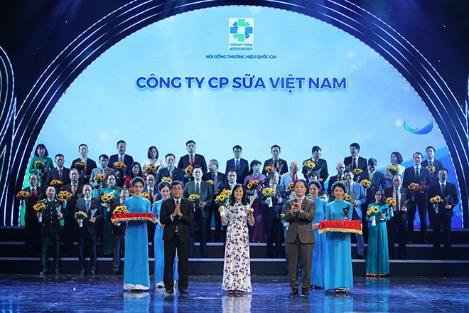Bà Nguyễn Thị Minh Tâm – Giám đốc Chi nhánh Vinamilk Hà Nội đại diện nhận biểu trưng tại Lễ công bố các doanh nghiệp có sản phẩm đạt Thương Hiệu Quốc Gia năm 2020 diễn ra tại Hà Nội.
