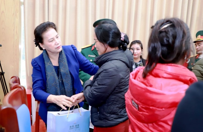 Chủ tịch Quốc hội thăm hỏi, tặng quà cho thân nhân 27 gia đình liệt sỹ của Quân khu 4. Ảnh: Thành Duy
