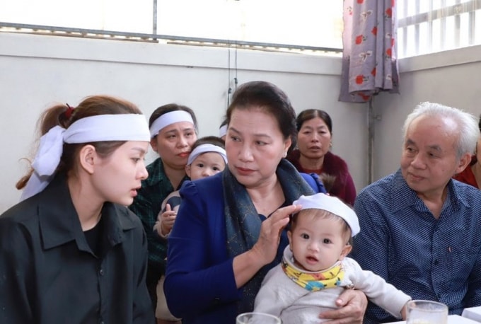 Chủ tịch Quốc hội thăm hỏi, động viên thân nhân liệt sỹ Đinh Văn Trung ở phường Bến Thủy (TP. Vinh). Ảnh: Thành Duy