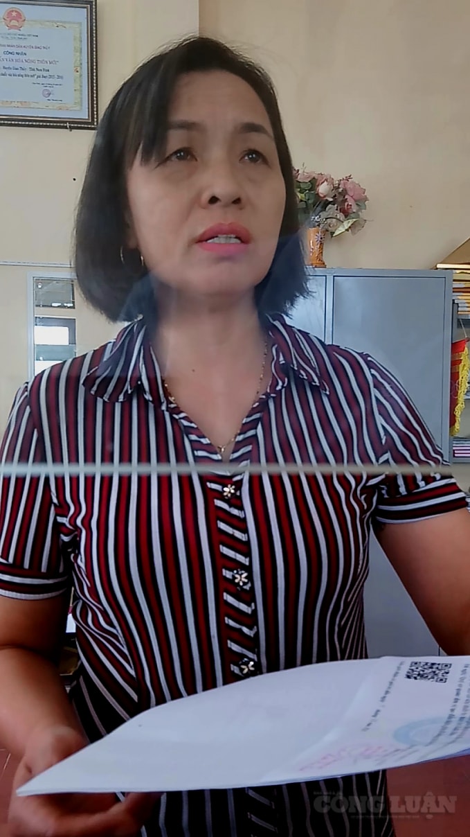 Nhân viên Văn phòng UBND xã Giao Long trả lại giấy tờ cho PV, từ chối làm việc theo sự chỉ đạo của ông Trần Hoài Nam, Chủ tịch UBND xã.