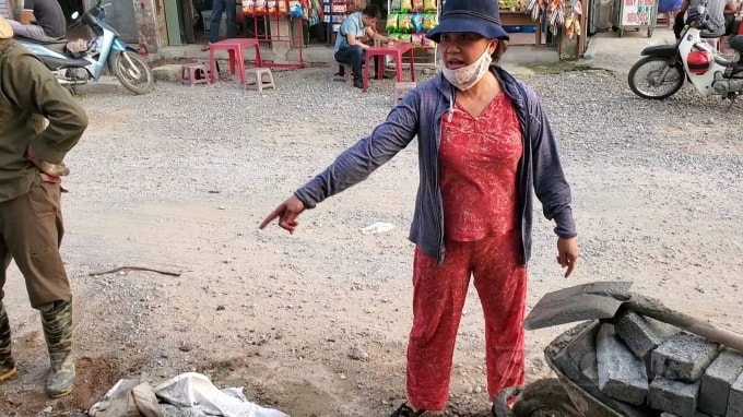 Người dân thôn Ngọc Chi bức xúc trước việc nhà thầu thi công ẩu.
