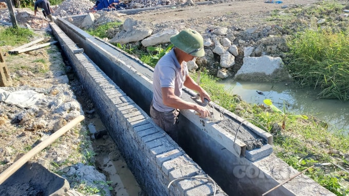 Các công nhân thực hiện không đúng biện pháp thi công tại hạng mục rãnh thoát nước.
