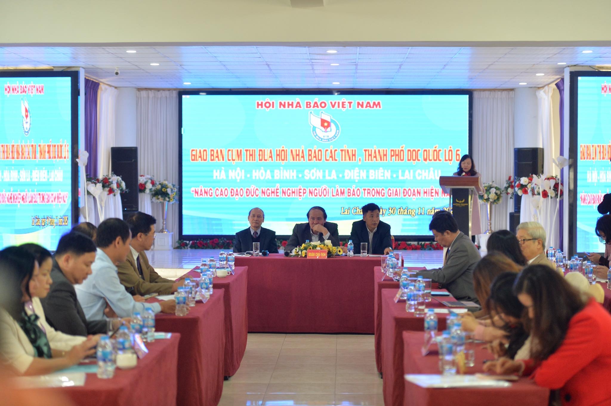 Hội nghị Giao ban cụm thi đua hội Nhà báo các tỉnh, thành phố dọc Quốc lộ 6. Ảnh: Khánh Huy