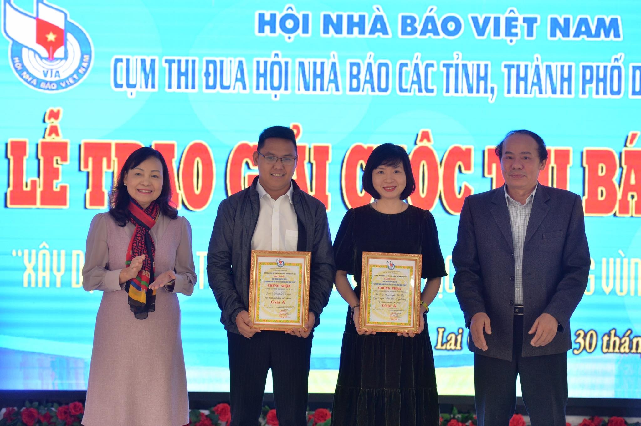 Hội Nhà báo tỉnh Lai Châu trao giải A cho các tác giả, nhóm tác giả. Ảnh: Khánh Huy