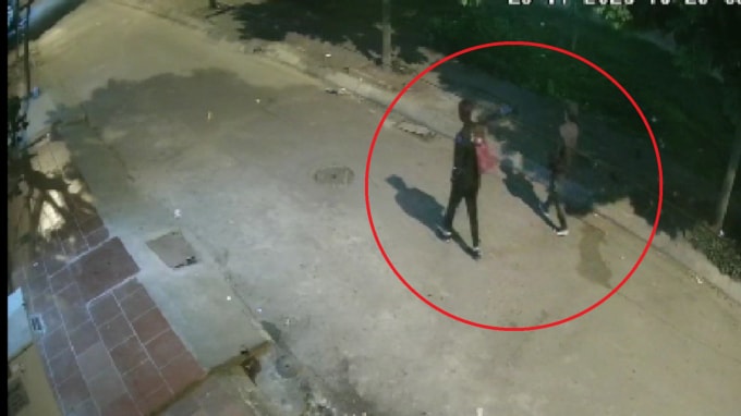 Thời điểm nạn nhân đi cùng Hoàng trước khi bị sát hại được camera an ninh ghi lại.