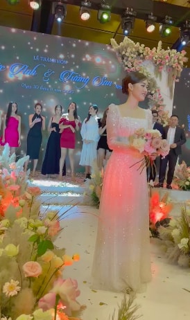 Khoảnh khắc Tường San tung hoa trong hôn lễ.