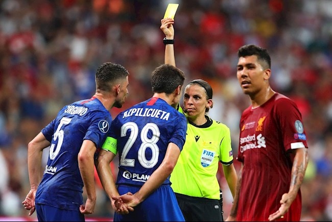 Stephanie Frappart từng cầm còi ở trận Siêu Cúp châu Âu 2019 giữa Liverpool vs Chelsea. Ảnh: bongda24h.vn