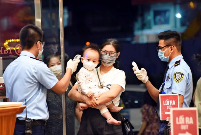 Mỗi người trong chúng ta, tuân thủ nghiêm những nguyên tắc phòng dịch. Ảnh: T.L
