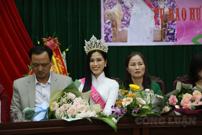 Đỗ Thị Hà cùng bố mẹ tại buổi gặp gỡ với dân làng