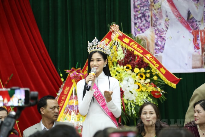 Tân hoa hậu phát biểu tại buổi gặp mặt với hàng nghìn người dân huyện Hậu Lộc
