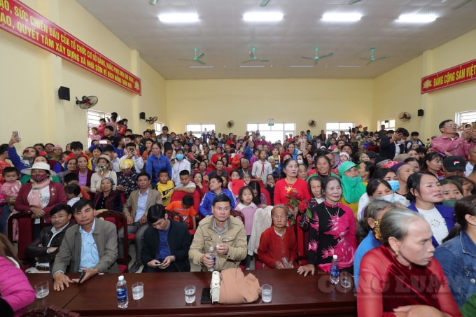 Rất đông người dân tới tham dự và chúc mừng tân hoa hậu